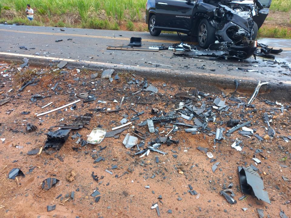 Foto 5 de 12 — Colisão Frontal: grave acidente deixa três feridos em vicinal de Matão
